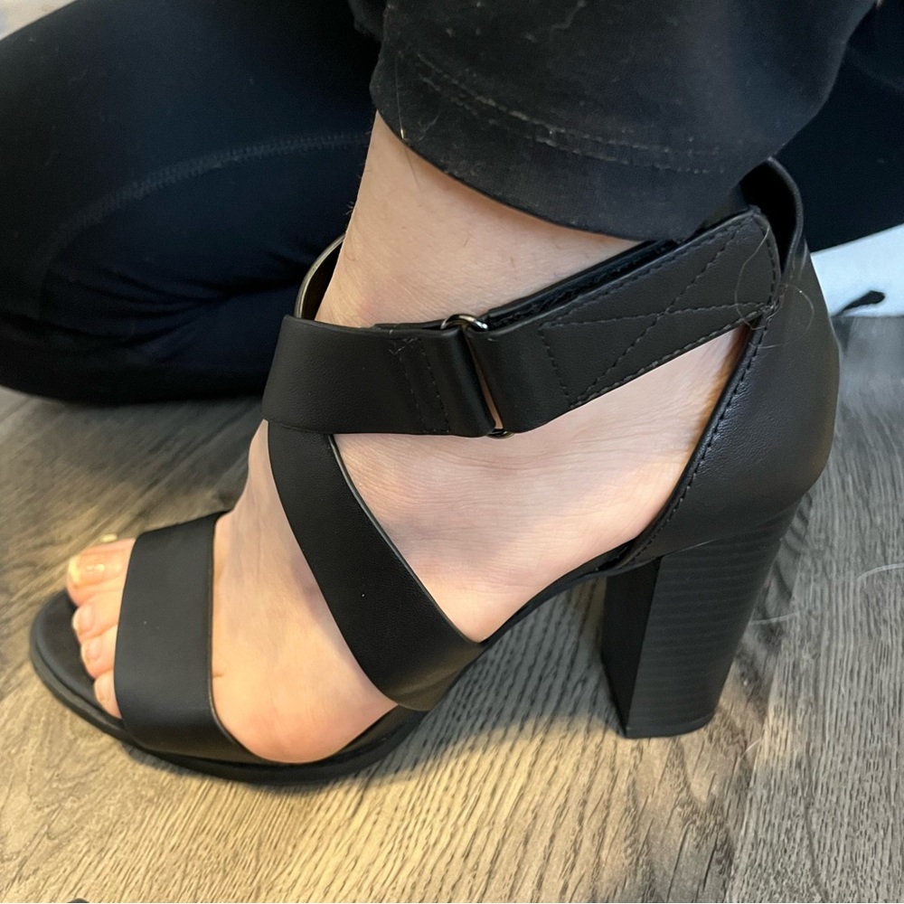 black cross heals size 6 1/2